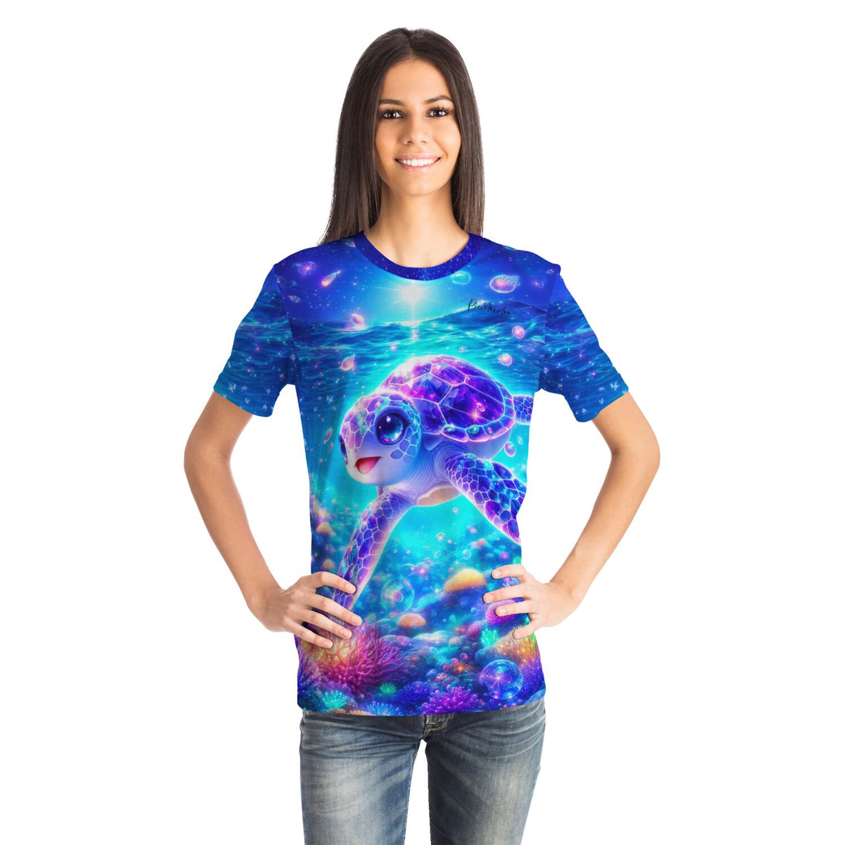 Frau trägt blaues T-Shirt mit Sternenschildkröte Motiv, ideal als Diamond Painting oder Malen nach Zahlen Vorlage