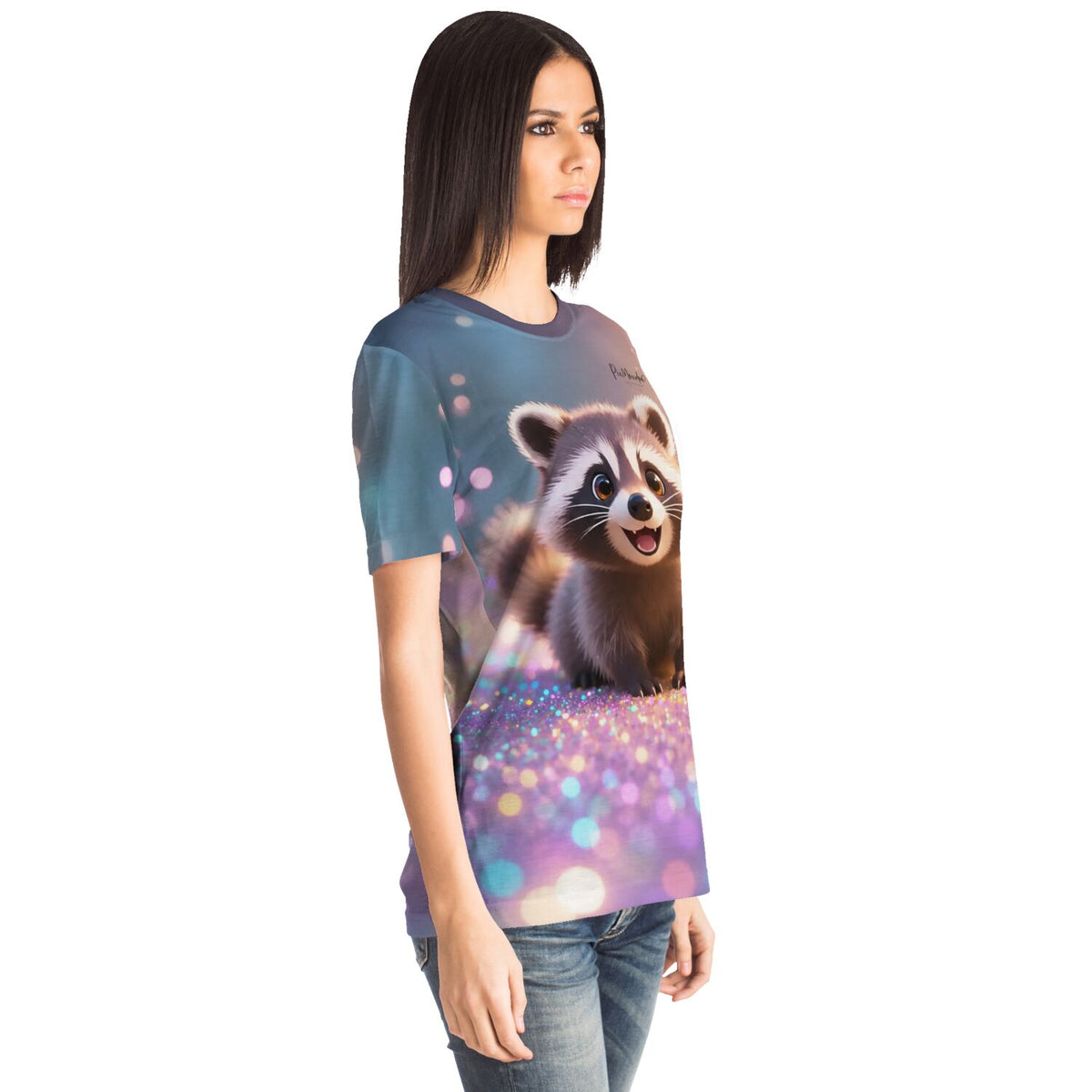 Frau trägt Dreamer T-Shirt mit Waschbär Purzel Motiv im Stil eines Diamond Painting und Malen nach Zahlen Designs