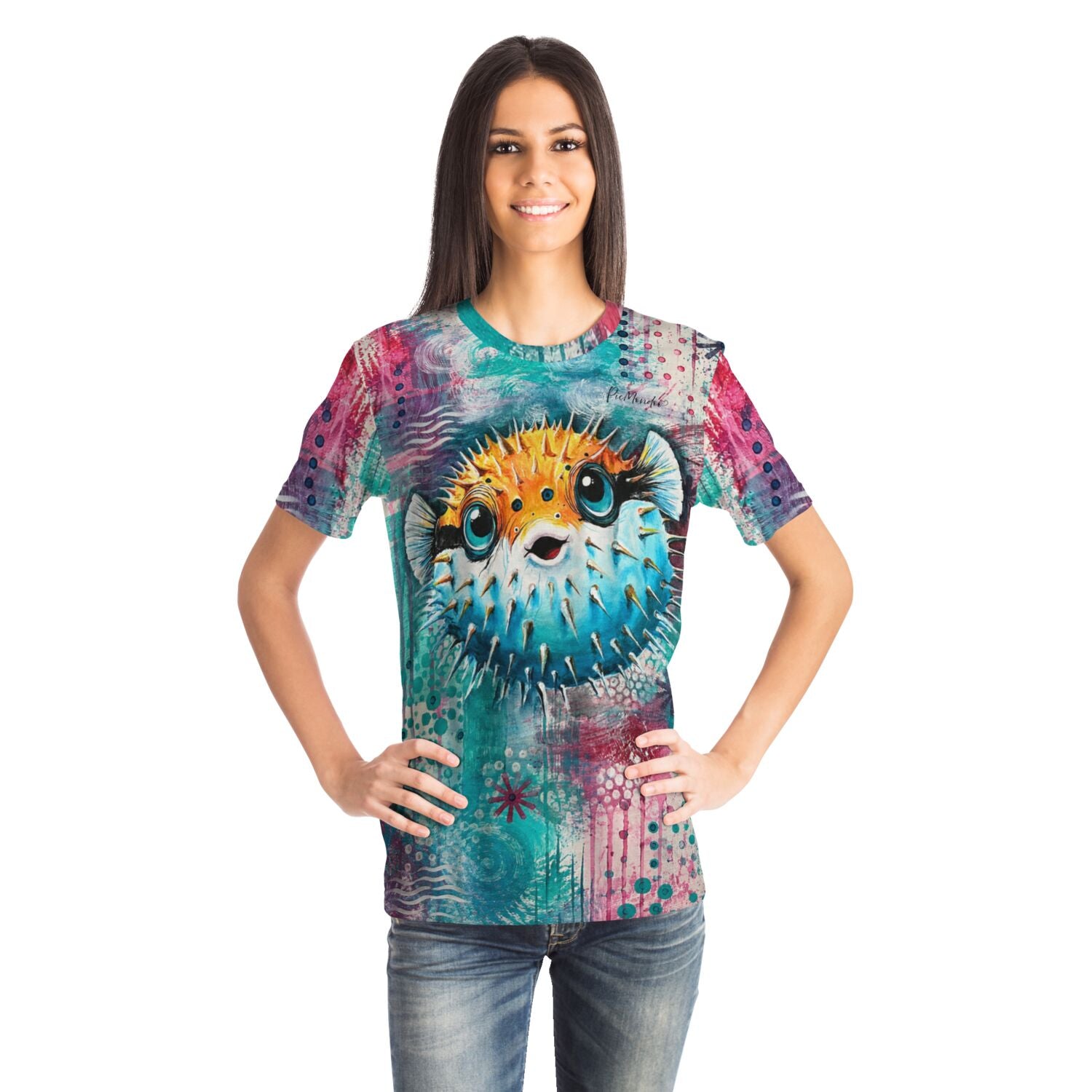 Frau trägt buntes T-Shirt mit Kugelfisch-Motiv im Stil von Diamond Painting und Malen nach Zahlen Kunstwerken
