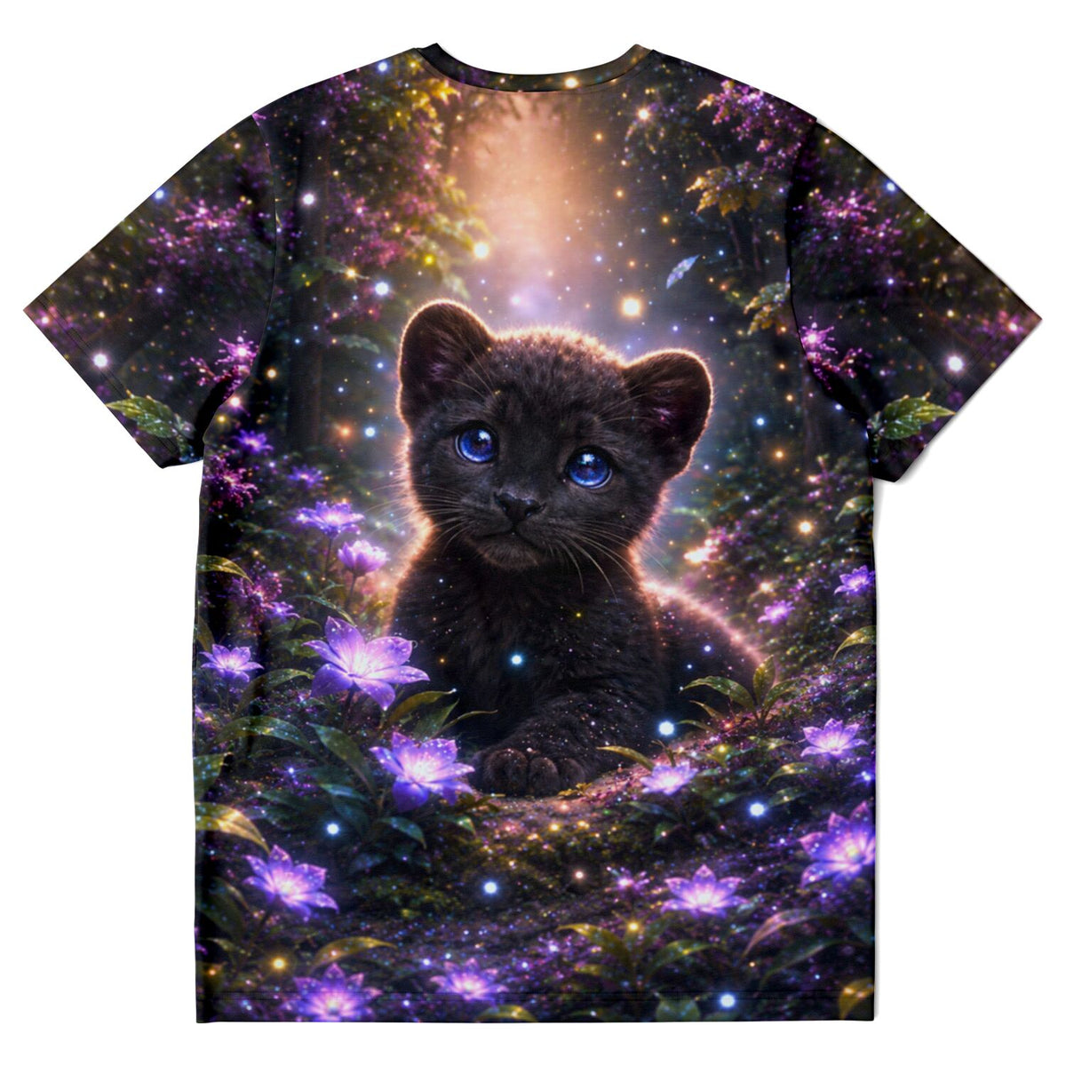 T-Shirt mit schwarzem Baby-Panther Motiv, blauen Augen und leuchtenden violetten Blumen in magischem Wald