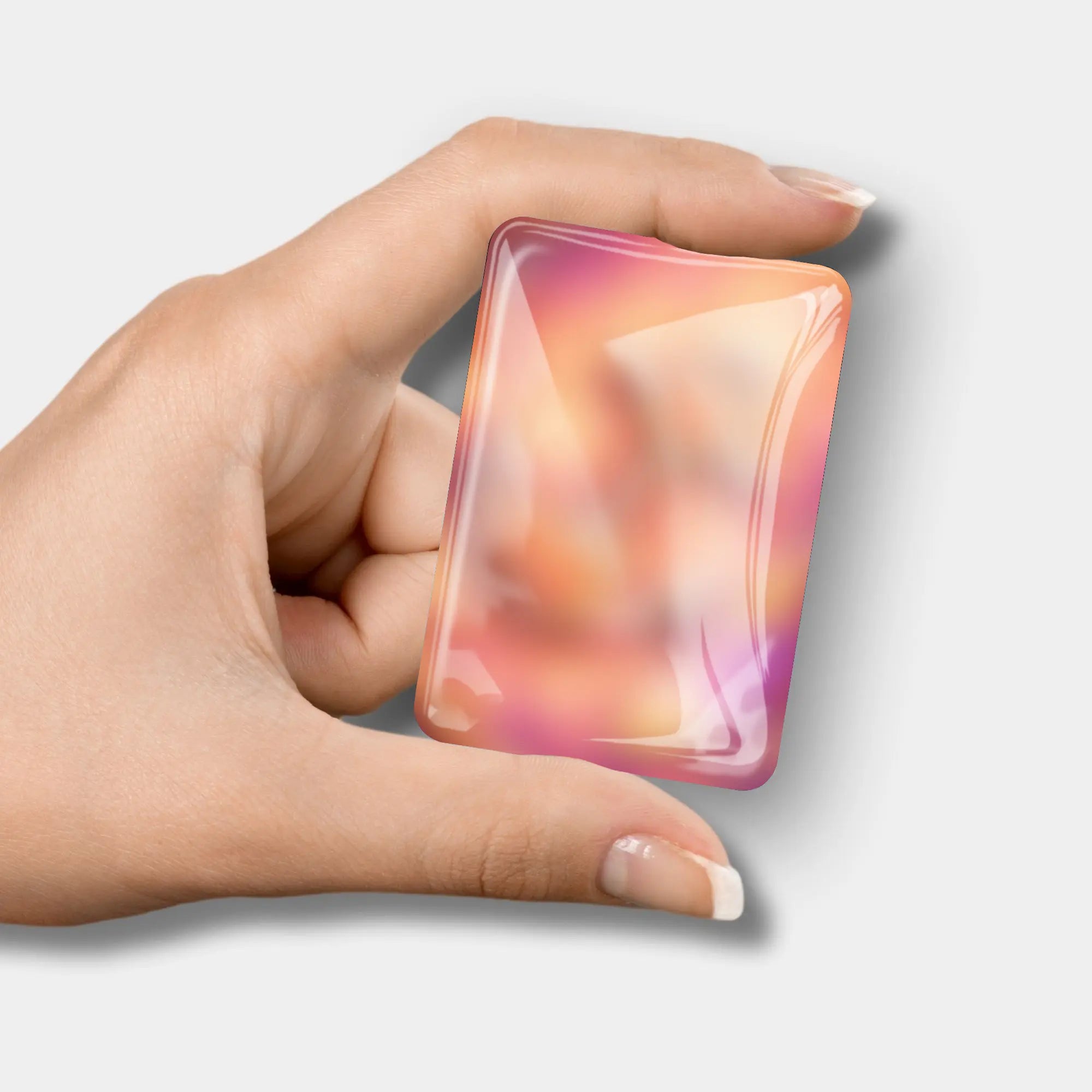 Hand hält gläsernen Cover Minder mit sommerlichem Motiv als praktisches Diamond Painting Zubehör für Diamanten Painting