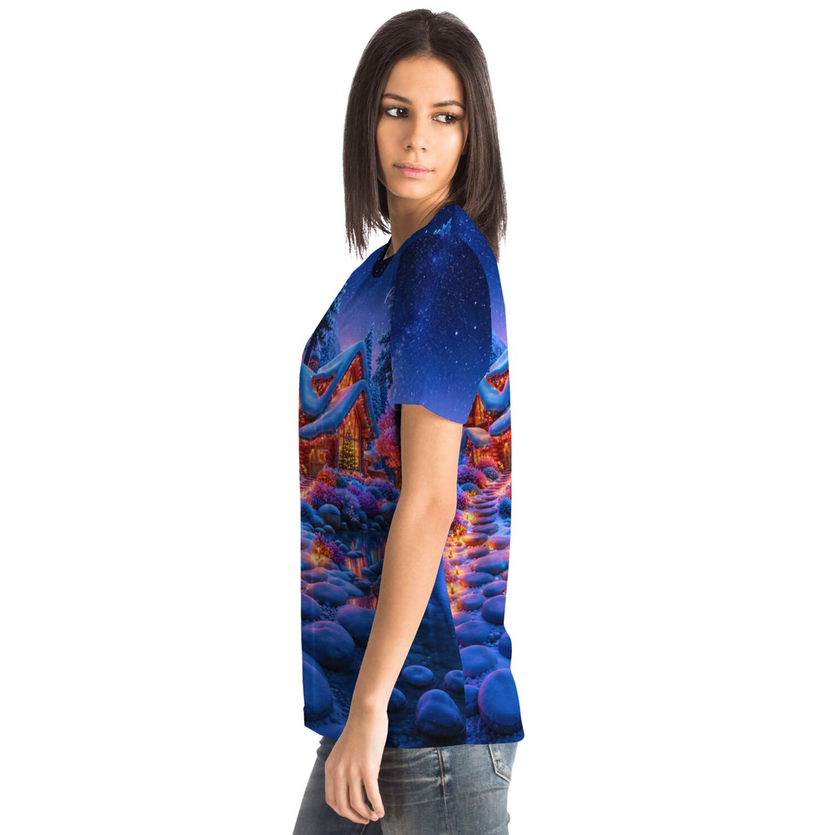 Frau trägt Dreamer T-Shirt mit weihnachtlichem Lichterwald-Motiv, das an Diamond Painting und Malen nach Zahlen erinnert.