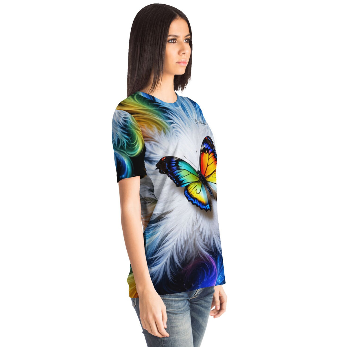 Frau trägt Dreamer T-Shirt mit buntem Schmetterling und Federmotiv, inspiriert durch Diamond Painting und Malen nach Zahlen