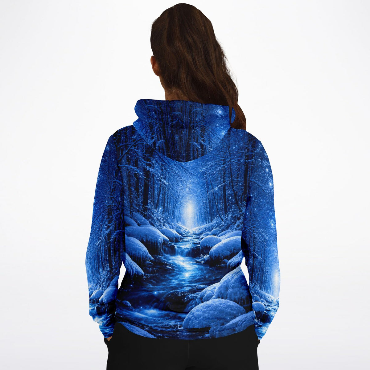 Dreamer Hoodie mit blauem Winterwald-Motiv, inspiriert von magischen Diamond Painting und Malen nach Zahlen Kunstwerken.