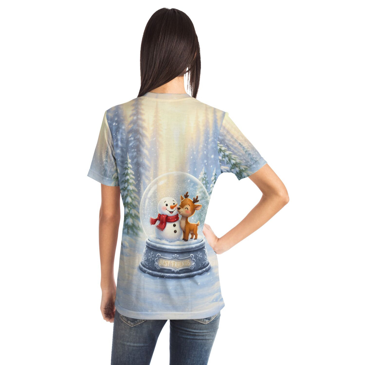 Frau trägt T-Shirt mit Best Friends Schneekugel-Motiv: Schneemann und Rentier in Winterlandschaft, ideal für DIY-Fans.