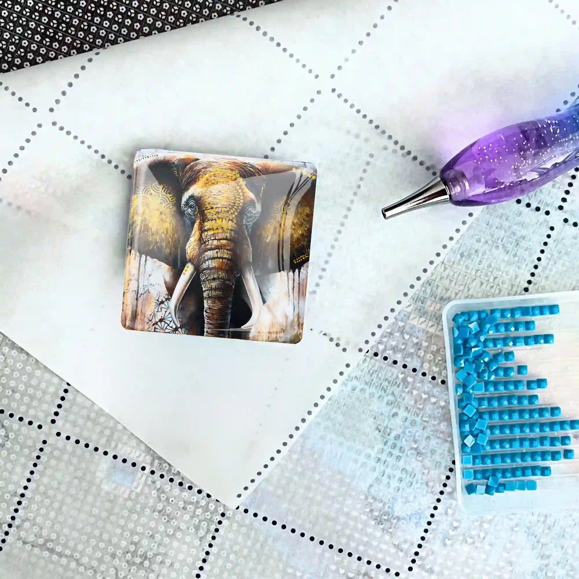 Elefanten Cover Minder aus Glas auf Diamond Painting Leinwand mit Glitzer-Stift und blauem Steinchen-Set