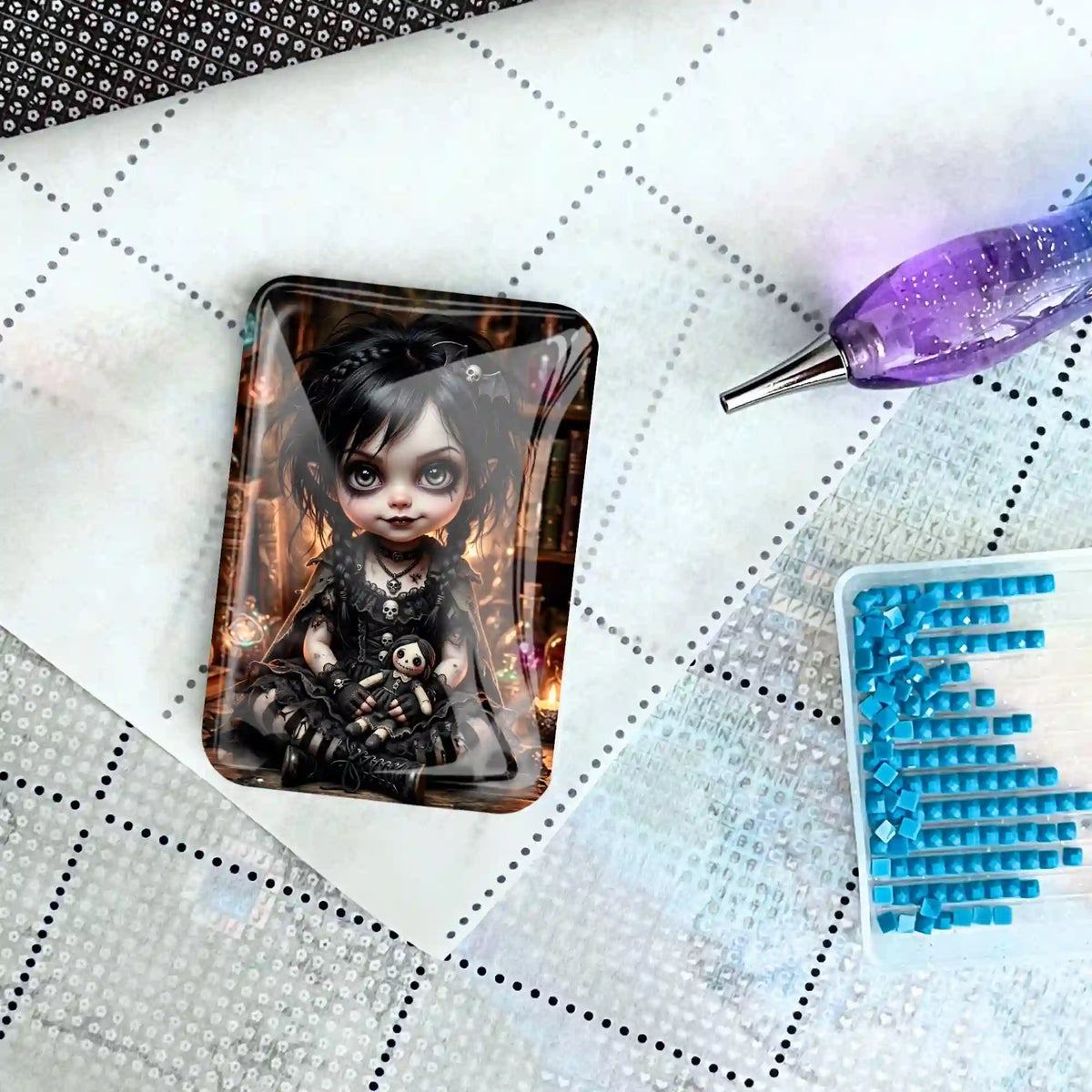 Magischer Cover Minder mit Gothic-Mädchen Motiv als praktisches Zubehör für Diamond Painting auf einer Leinwand