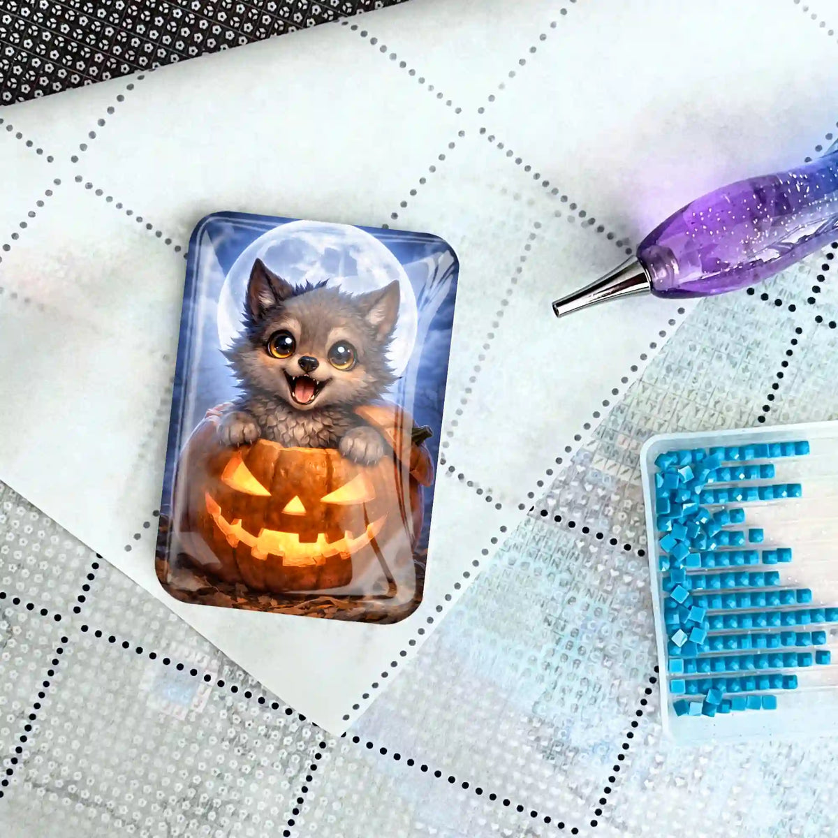 Mondwolf Cover Minder als praktisches Zubehör für Diamond Painting auf einer Leinwand mit Stift und Glitzersteinen