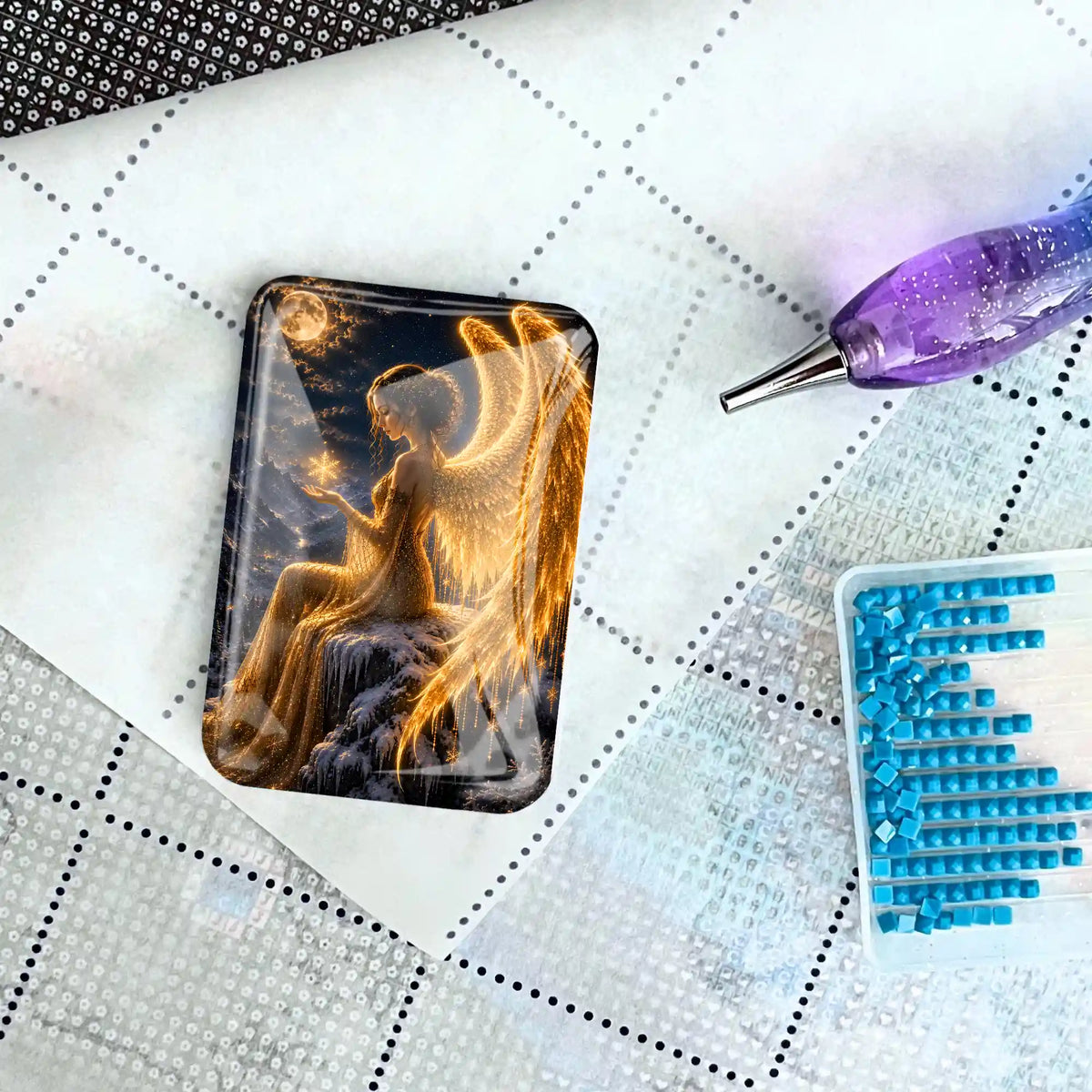 Magischer Cover Minder mit Engel-Motiv für Diamond Painting auf einer Leinwand mit Stift und Glitzersteinen