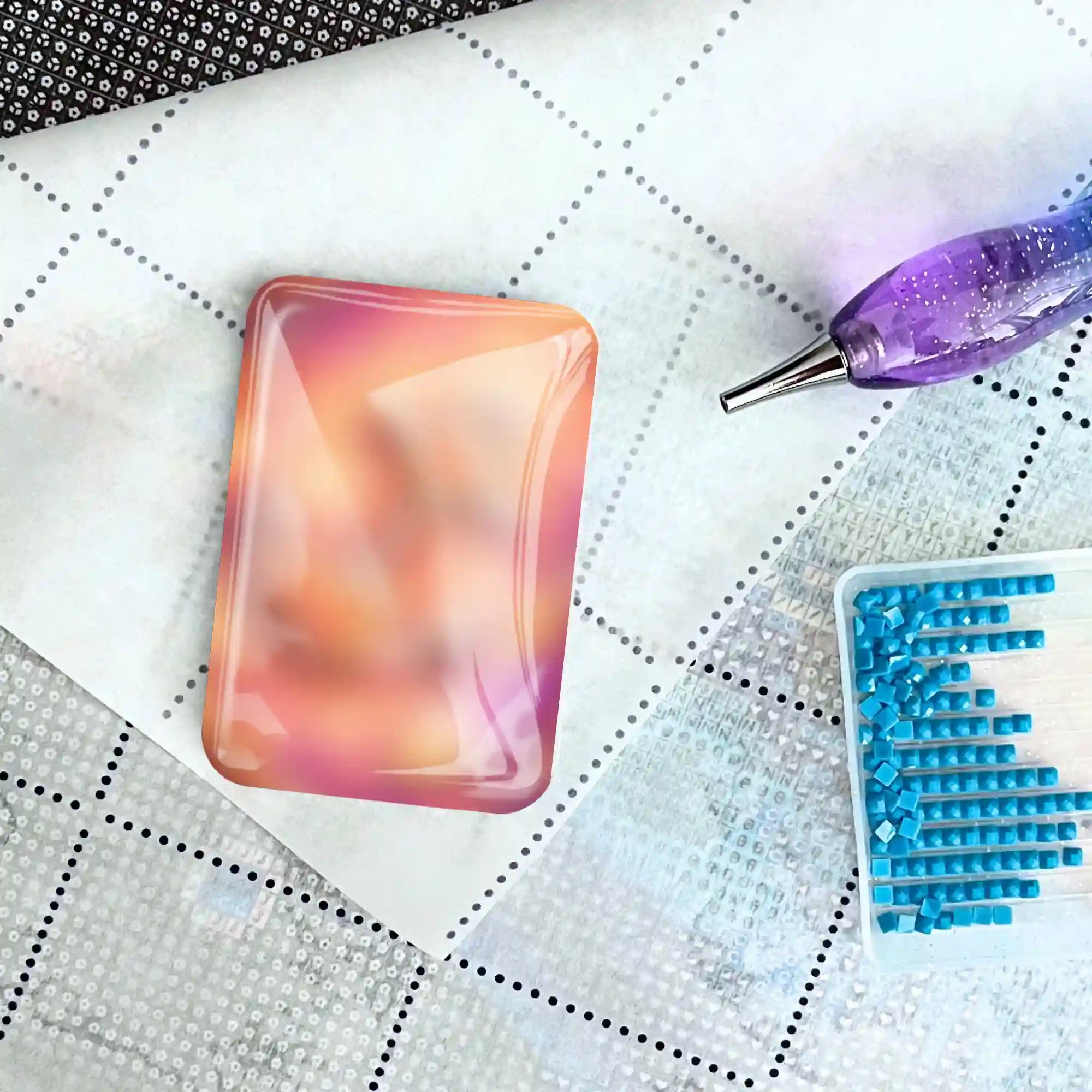 Sommerlicher Diamond Painting Cover Minder aus Glas auf einer Leinwand mit Stift und blauen Diamanten