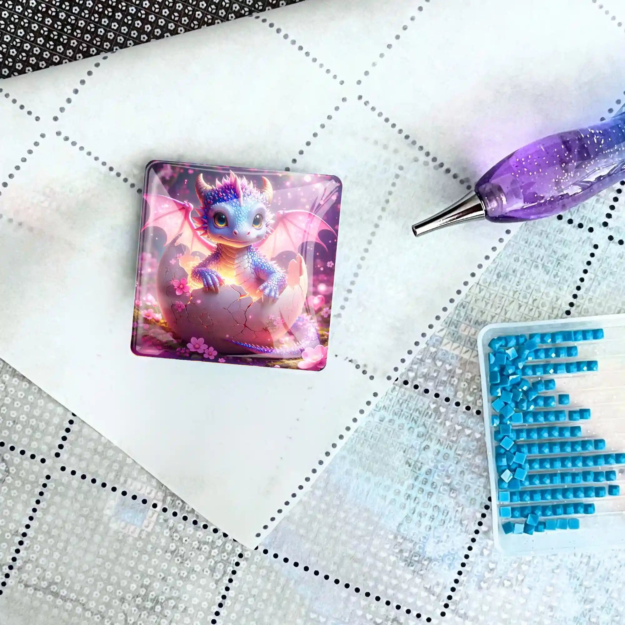 Dragon Sunny Cover Minder aus Glas als magnetisches Zubehör für dein Diamond Painting mit Stift und Steinchen.