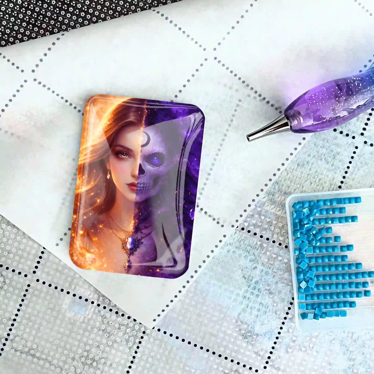 Magischer Coverminder für Diamond Painting mit Totenkopf-Motiv auf einer Leinwand mit Stift und Glitzersteinen