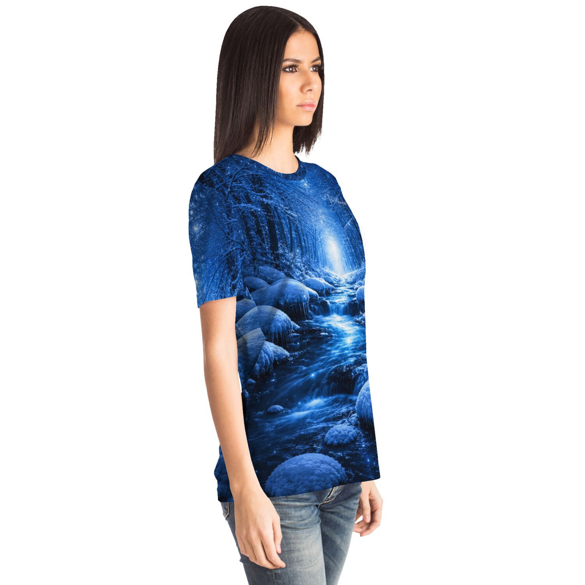 Dreamer T-Shirt mit blauem Winterwald-Motiv, das an kunstvolle Malen nach Zahlen oder Diamond Painting Designs erinnert.