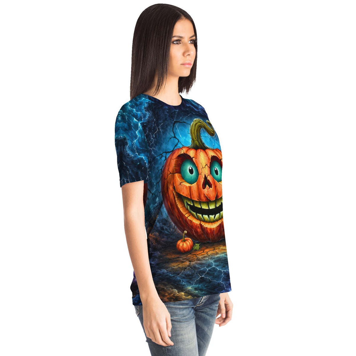 Frau trägt Dreamer T-Shirt mit gruseligem Kürbis-Motiv, perfekt für Fans von Diamond Painting und Halloween-Kunst.