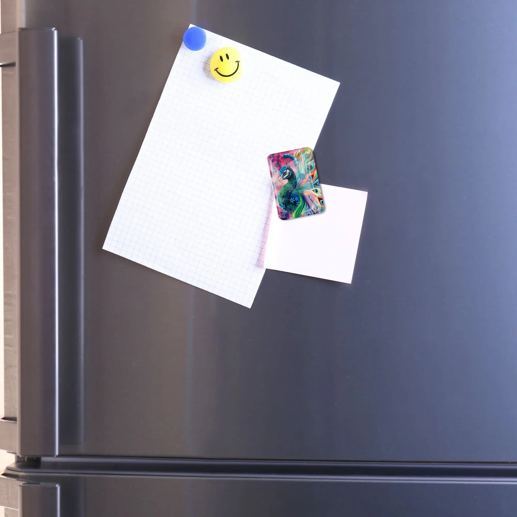 Glas Cover Minder mit Pfauenmotiv als magnetisches Zubehör für Diamond Painting auf einem Kühlschrank