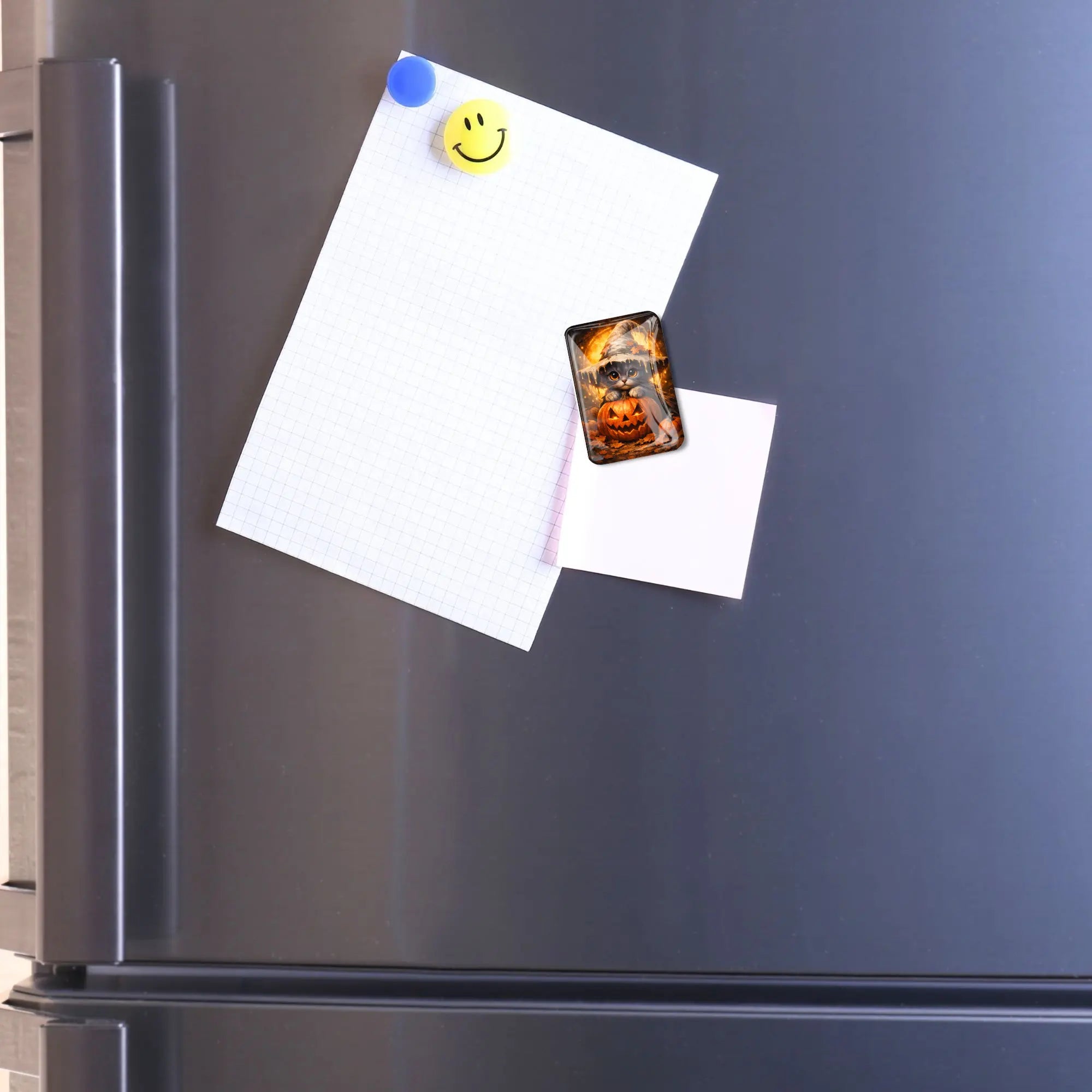 Diamond Painting Cover Minder Motiv kleine Kürbishexe als praktischer und dekorativer Magnet an einem Kühlschrank
