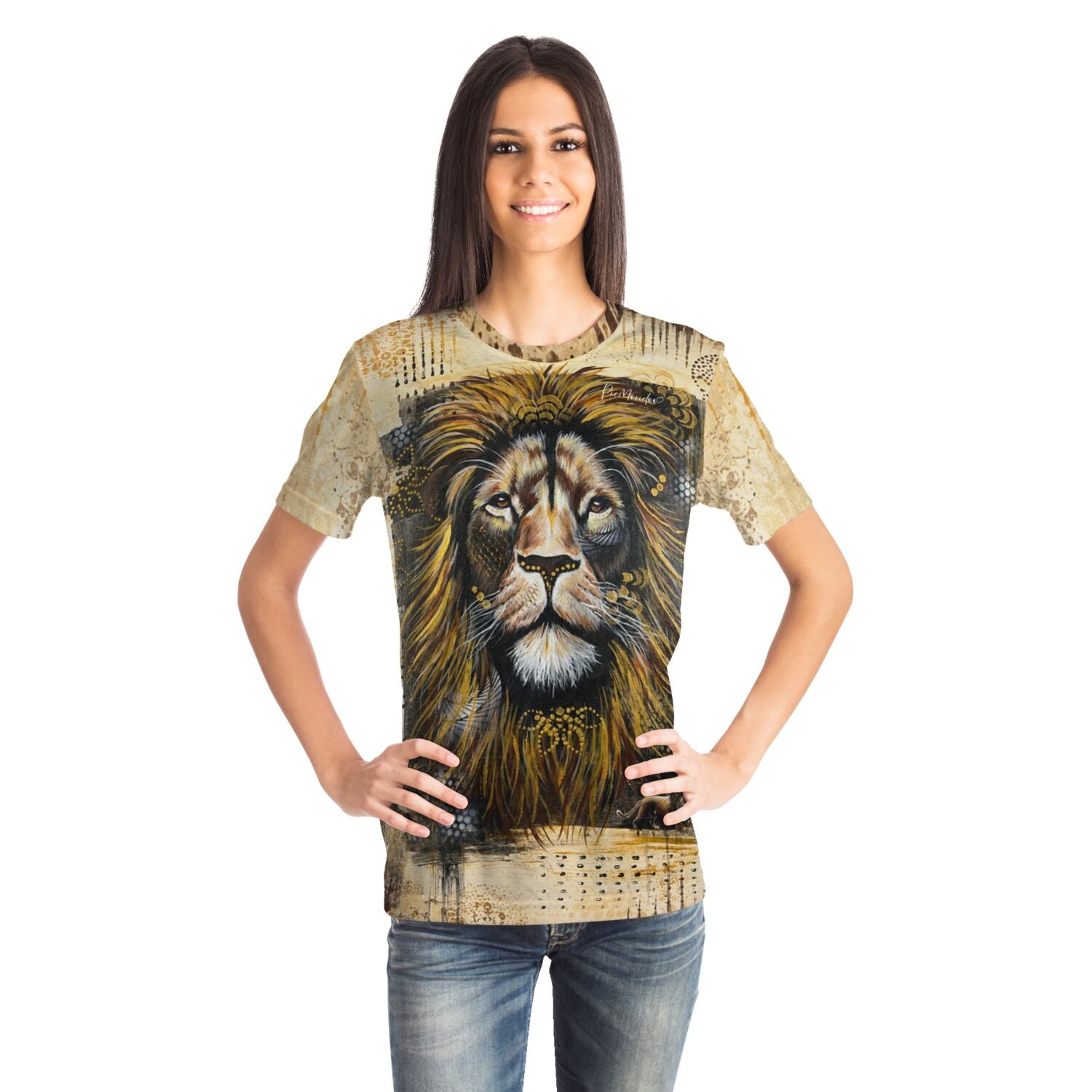 Frau trägt Dreamer T-Shirt Erbe des Feuers mit Löwen-Motiv im Stil von Diamond Painting und Malen nach Zahlen Kunst