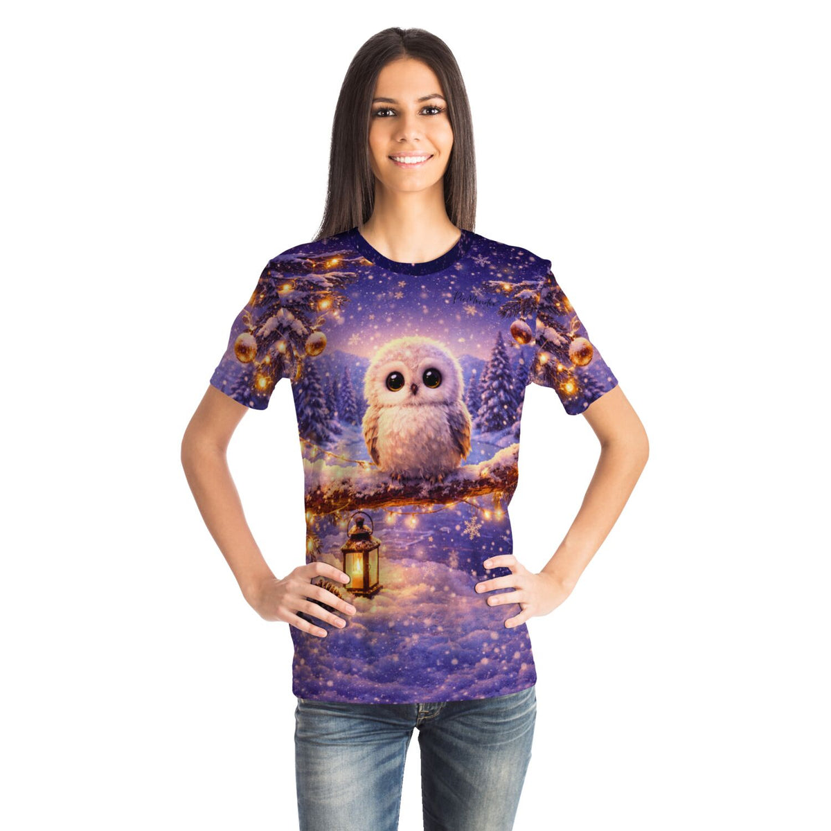 Frau trägt Dreamer T-Shirt mit weihnachtlichem Eulen-Print im Stil beliebter Diamond Painting und Malen nach Zahlen Motive