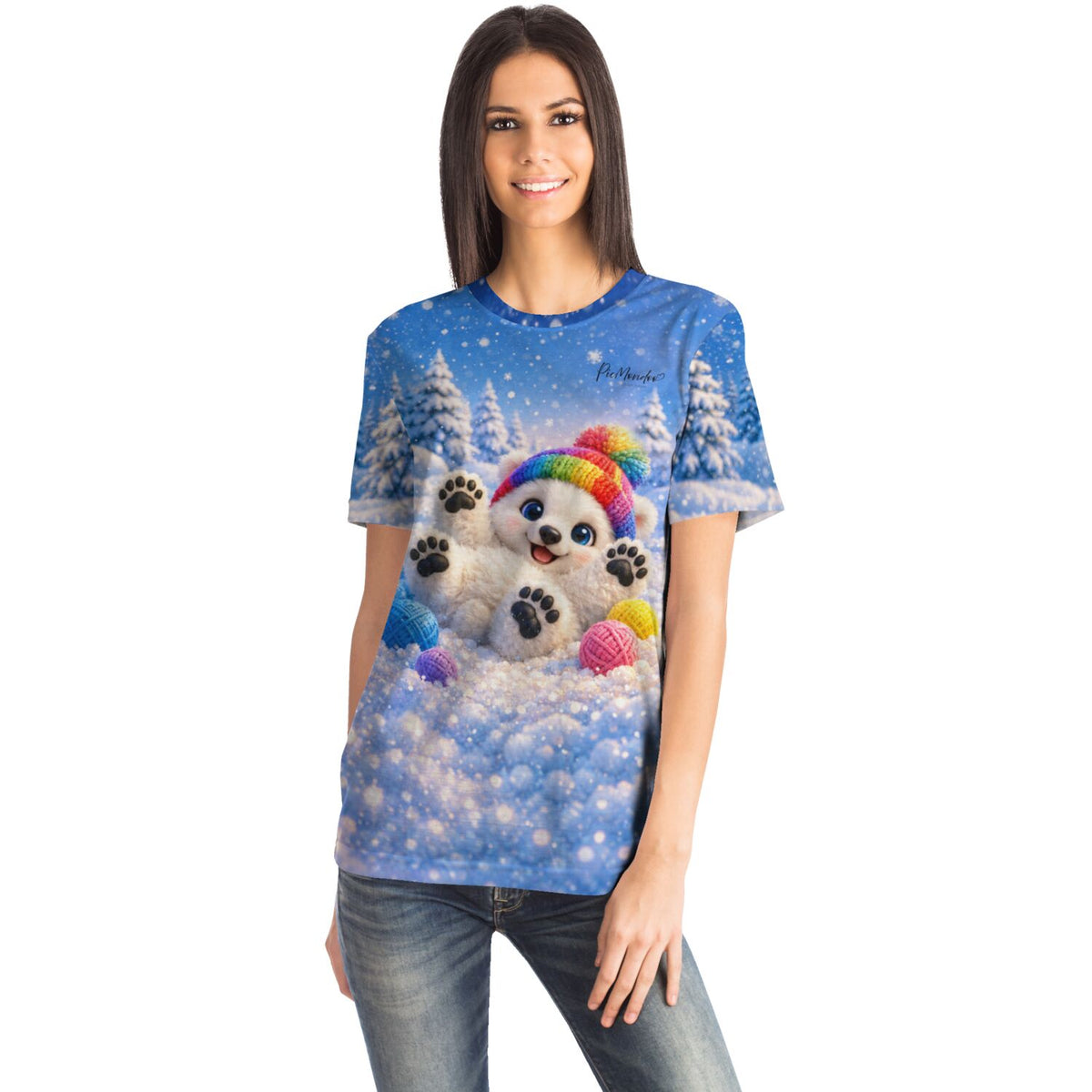 Frau trägt T-Shirt mit niedlichem Eisbär im Schnee, passend zu winterlichen Diamond Painting und Malen nach Zahlen Motiven.