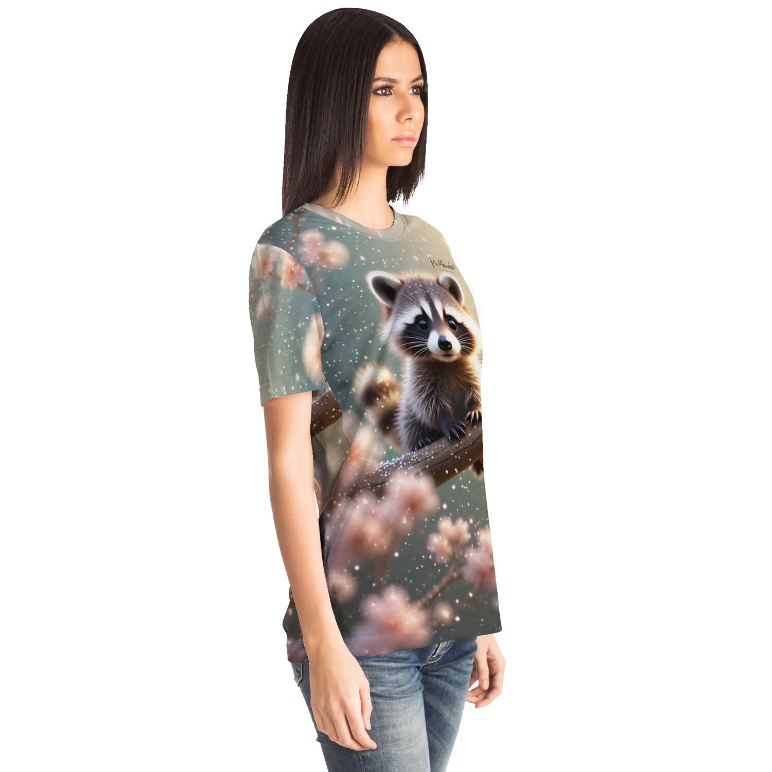 Frau trägt T-Shirt mit niedlichem Waschbär-Motiv im Stil unserer Diamond Painting und Malen nach Zahlen Kollektionen