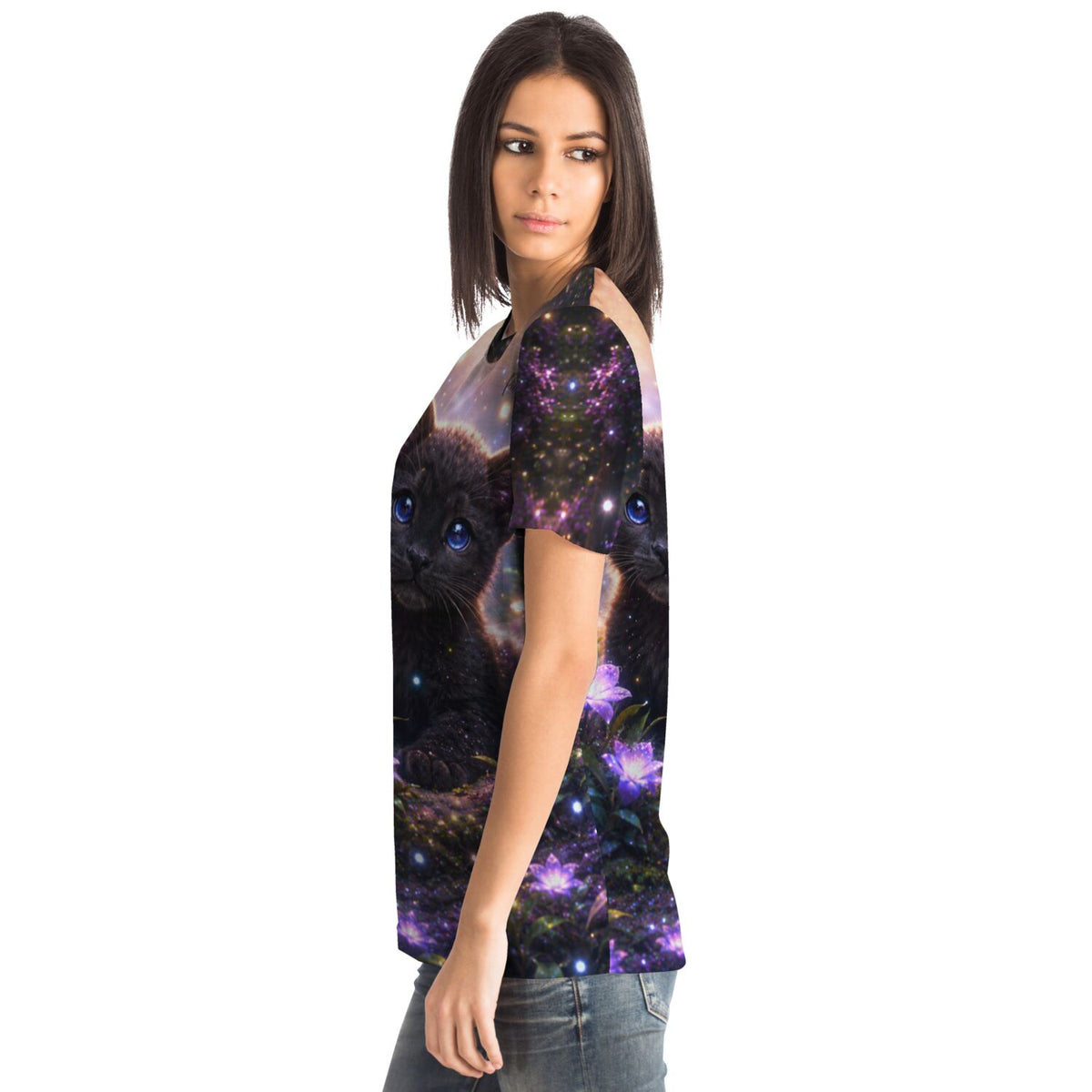 Frau trägt Dreamer T-Shirt mit mystischem Katzen-Motiv in Galaxy-Optik, passend zu Kunst-Stilen wie Diamond Painting.