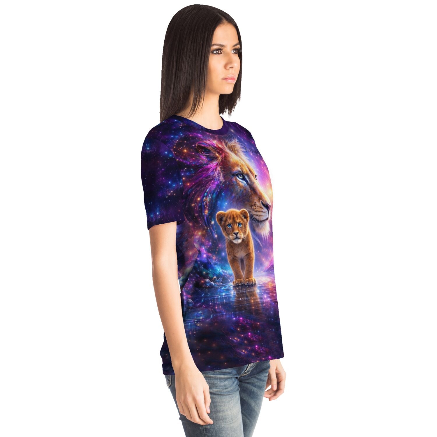 Frau trägt ein T-Shirt mit Löwen-Motiv im Galaxie-Design, passend zu beliebten Diamond Painting und Malen nach Zahlen Sets.