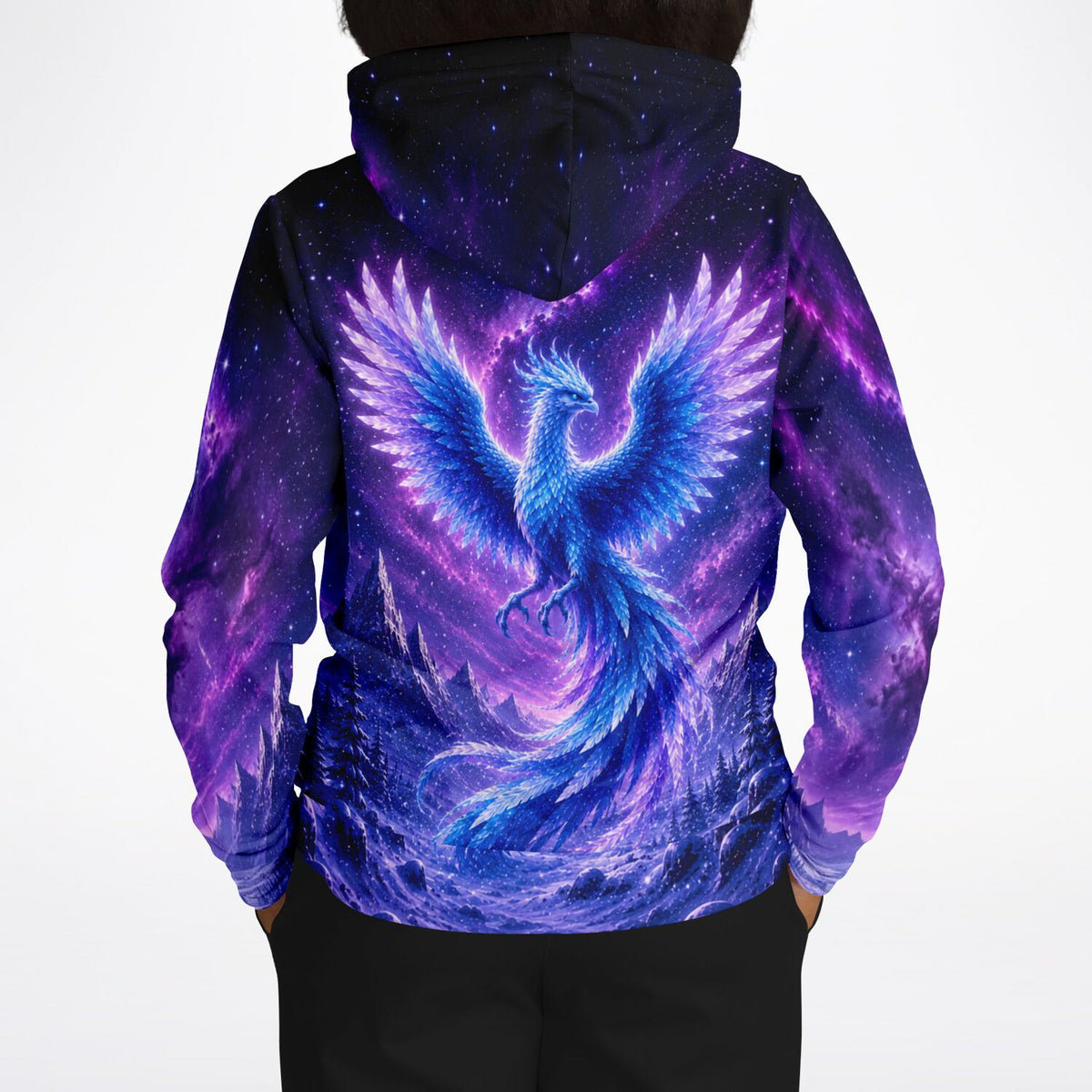 Dreamer Hoodie mit Winterphönix-Design in leuchtendem Blau und Violett vor einer mystischen Galaxie-Landschaft