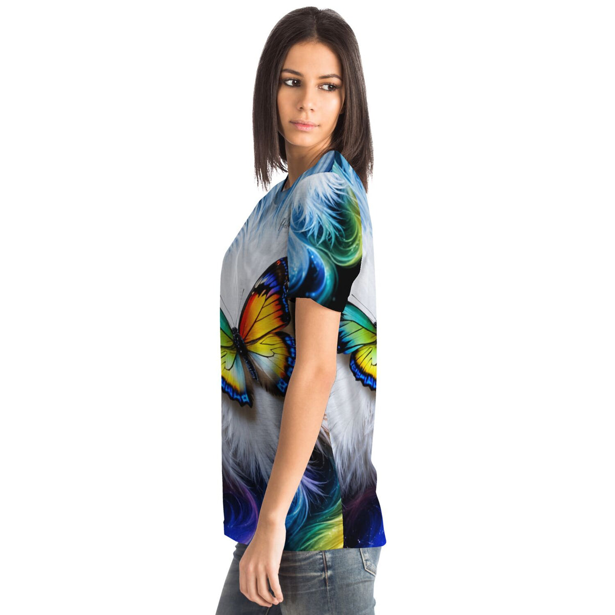 Frau trägt Dreamer T-Shirt mit buntem Schmetterling und Federn im Stil von Diamond Painting Motiven