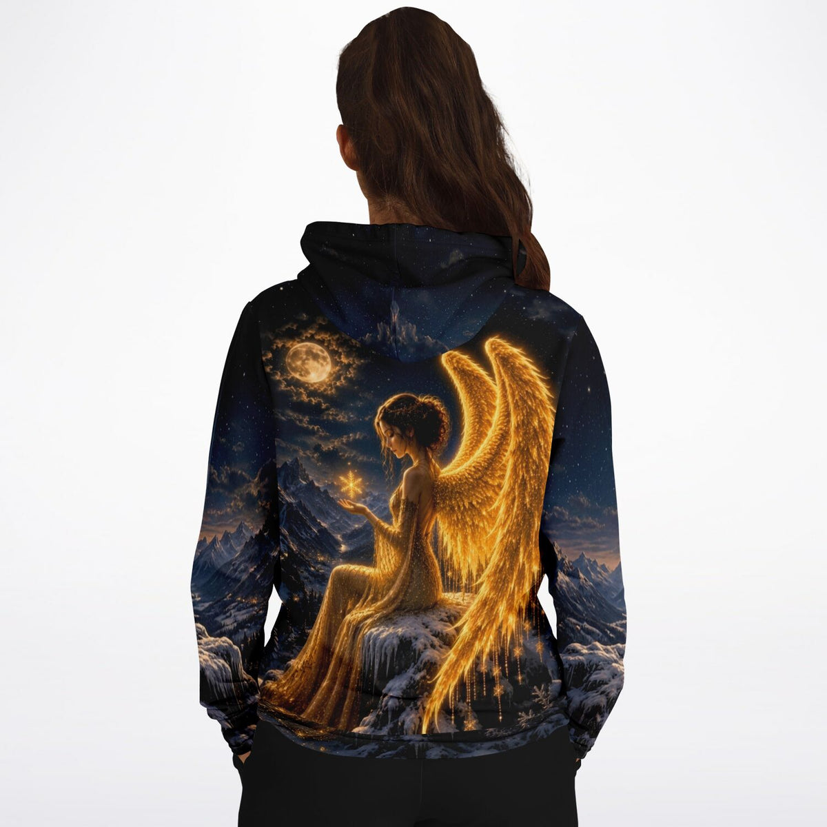 Dreamer Hoodie mit Engel-Motiv: Frau mit goldenen Flügeln in nächtlicher Berglandschaft, ideal für Diamond Painting Fans.