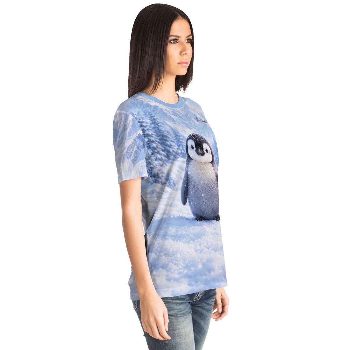 Frau trägt Dreamer T-Shirt mit niedlichem Pinguin im Schnee, perfekt für Fans von Malen nach Zahlen und Diamond Painting.