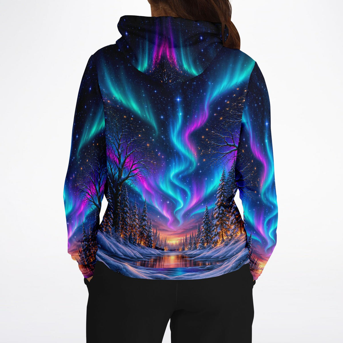 Dreamer Hoodie mit farbenprächtigem Nordlicht Motiv über einer Winterlandschaft, ideal für Diamond Painting Fans.