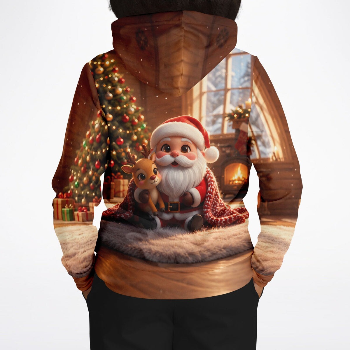 Kuscheliger Weihnachts-Hoodie mit weihnachtlichem Motiv: Weihnachtsmann und Rentier vor einem Tannenbaum.