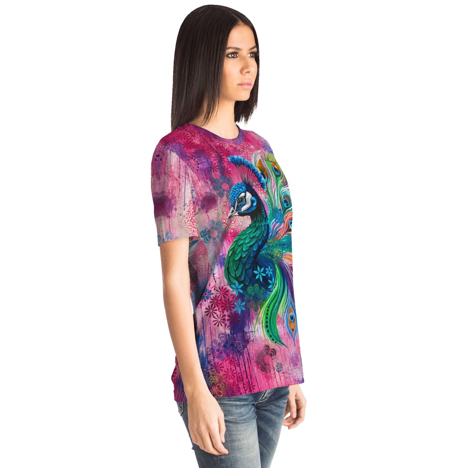Frau trägt Dreamer T-Shirt mit buntem Pfauen-Motiv im Stil von Malen nach Zahlen und Diamond Painting Designs