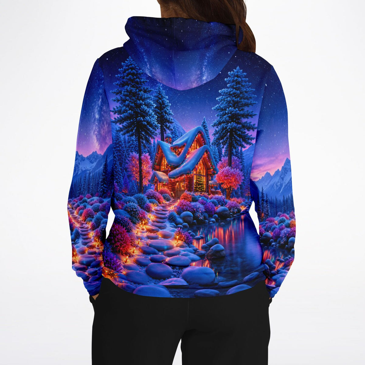 Dreamer Hoodie mit festlichem Lichterwald Motiv, verschneite Hütte bei Nacht, AOP-Druck in leuchtenden Winterfarben