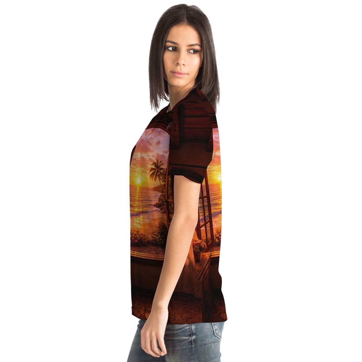 Frau trägt Dreamer T-Shirt Goldene Stille mit einem tropischen Sonnenuntergang-Motiv für Diamond Painting Fans