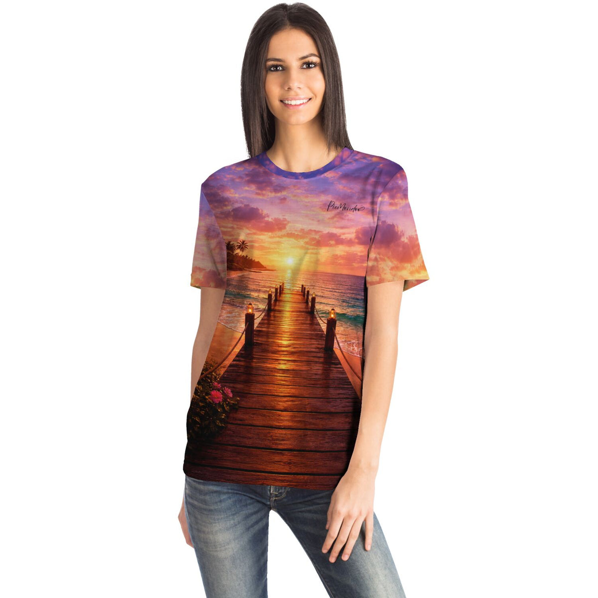 Frau trägt Dreamer T-Shirt mit idyllischem Sonnenuntergang am Steg, perfekt für Fans von Malen nach Zahlen und Diamond Painting