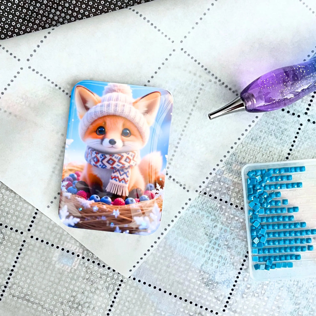 Picmondoo Diamond Painting Cover Minder Tavi mit süßem Fuchs auf Leinwand neben Steinchen und Stift