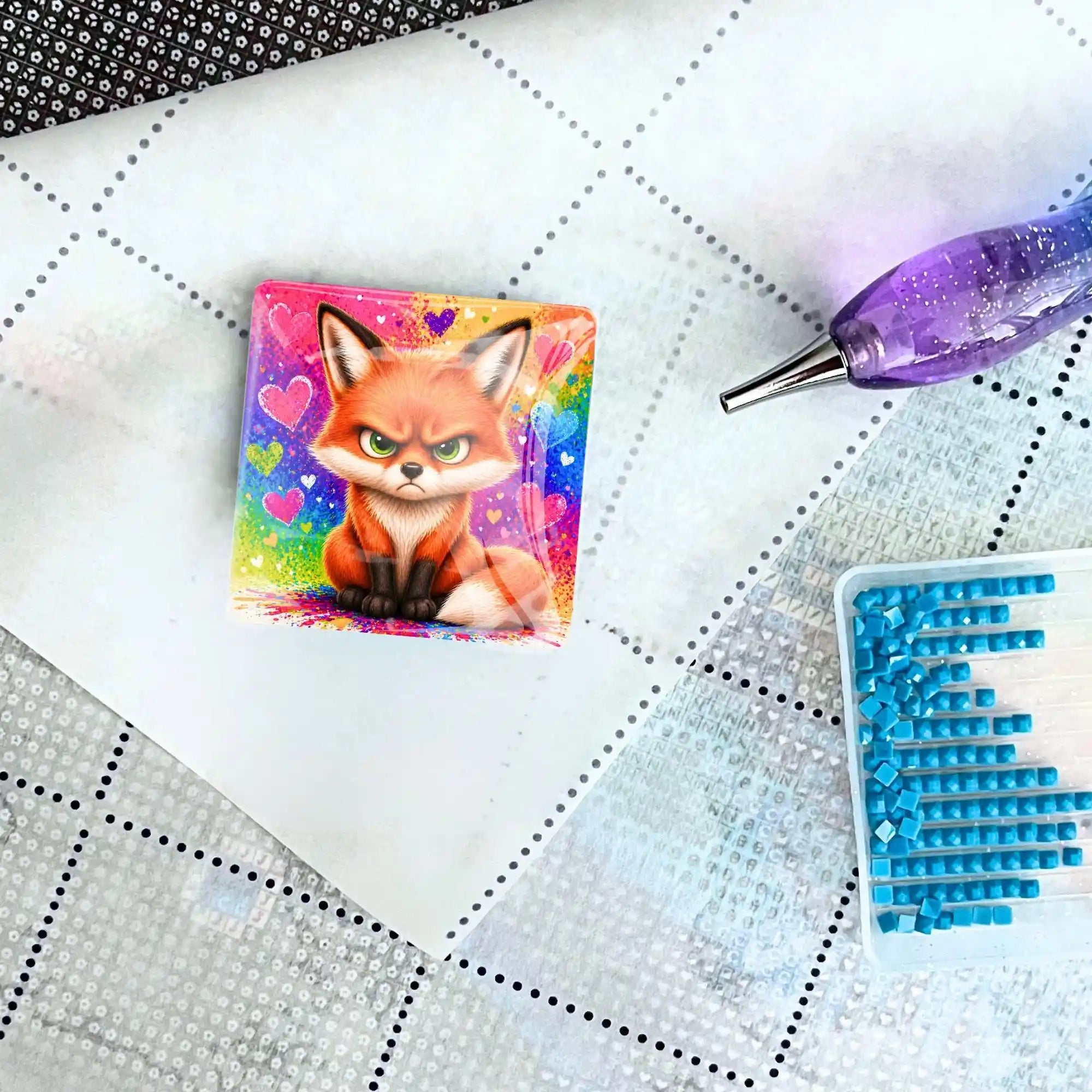 Miesefuchs Cover Minder aus Glas als magnetische Halterung für dein Diamond Painting mit Stift und blauen Diamanten