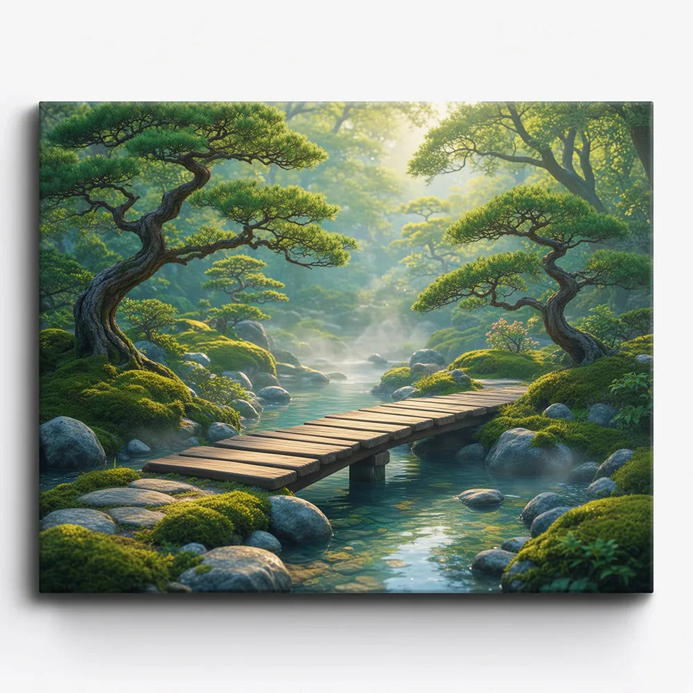 Malen nach Zahlen für Erwachsene: Grüne Harmonie mit Bonsai-Bäumen, Holzbrücke über einen Bach und mystischem Waldnebel.