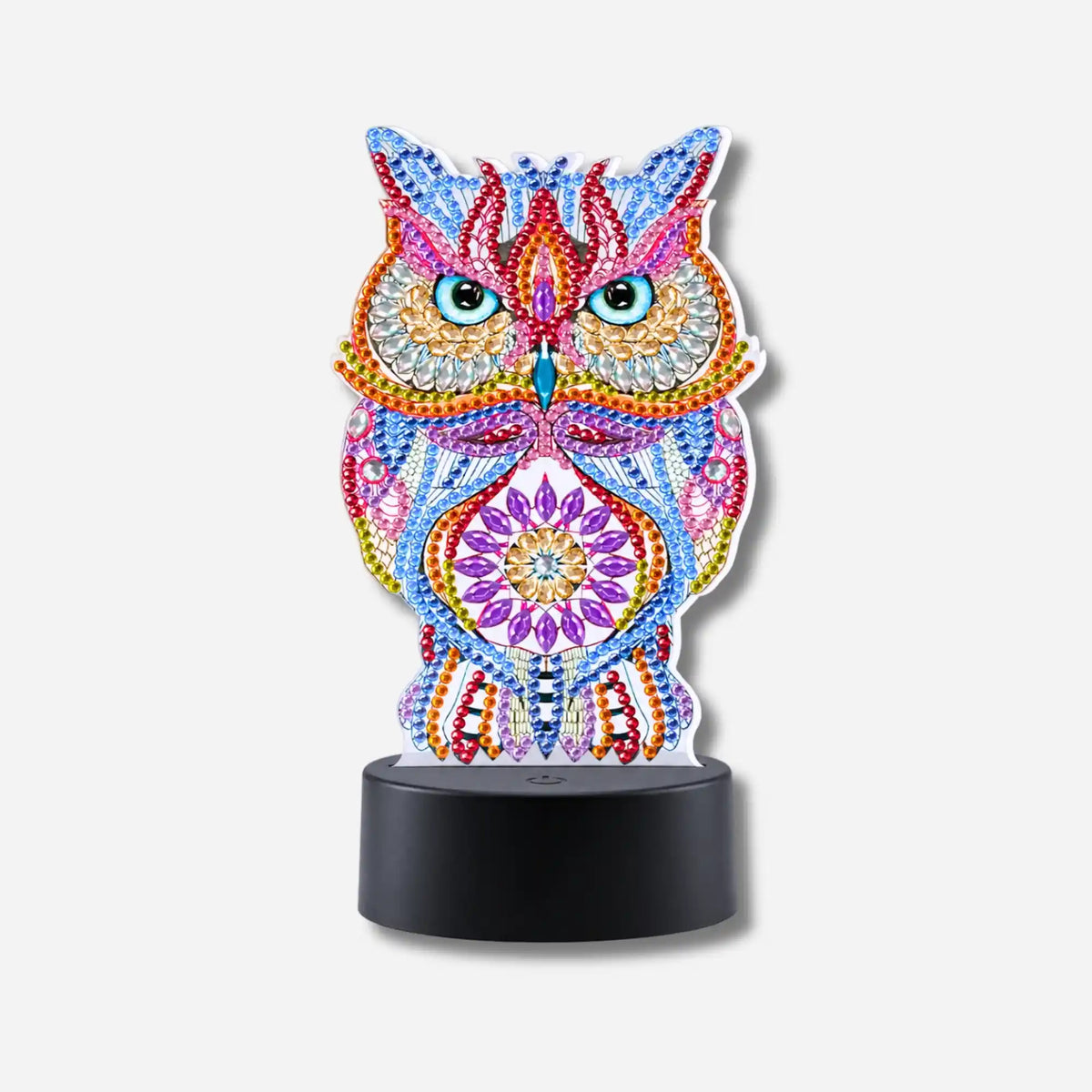 Picmondoo Diamond Painting LED Licht Eule mit bunten Glitzersteinen auf schwarzem Leuchtsockel.