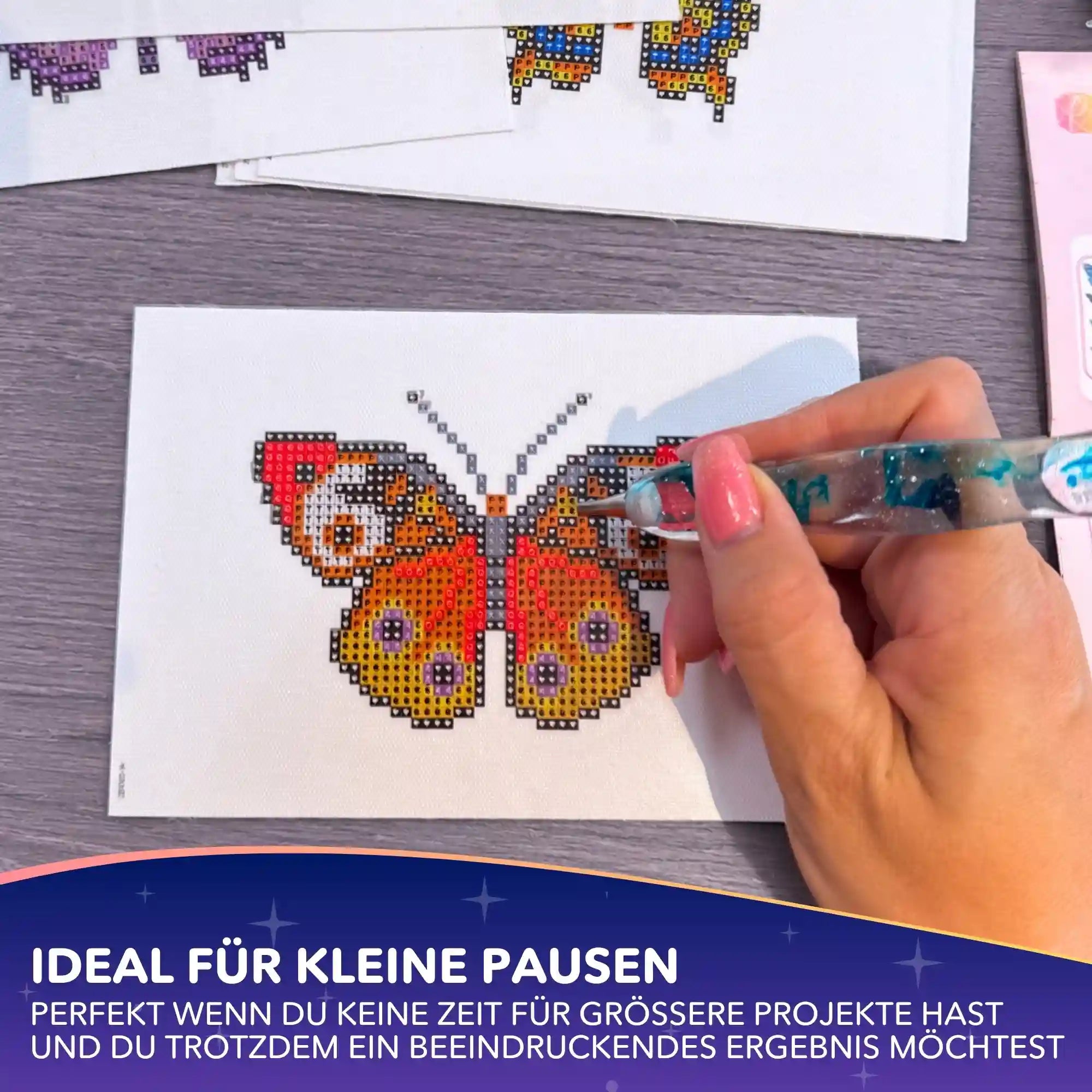 Diamond Painting Mini Set mit Schmetterlingsmotiv: Hand setzt funkelnde Steine auf die Leinwand für kreativen Bastelspaß.