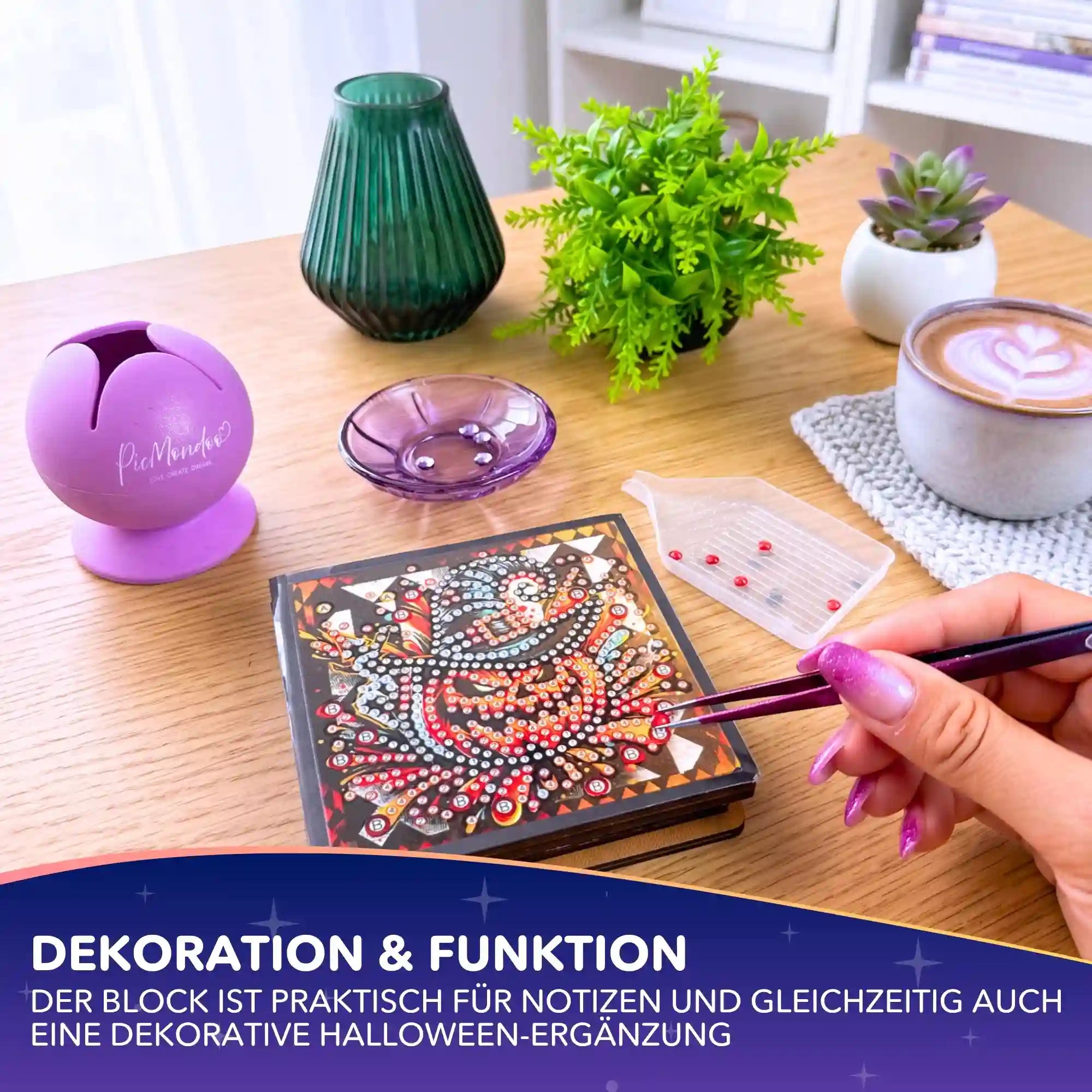 Diamond Painting Notizblock Halloween Design mit Kürbis-Motiv, Glitzersteinen, Pinzette und praktischem Zubehör auf dem Tisch