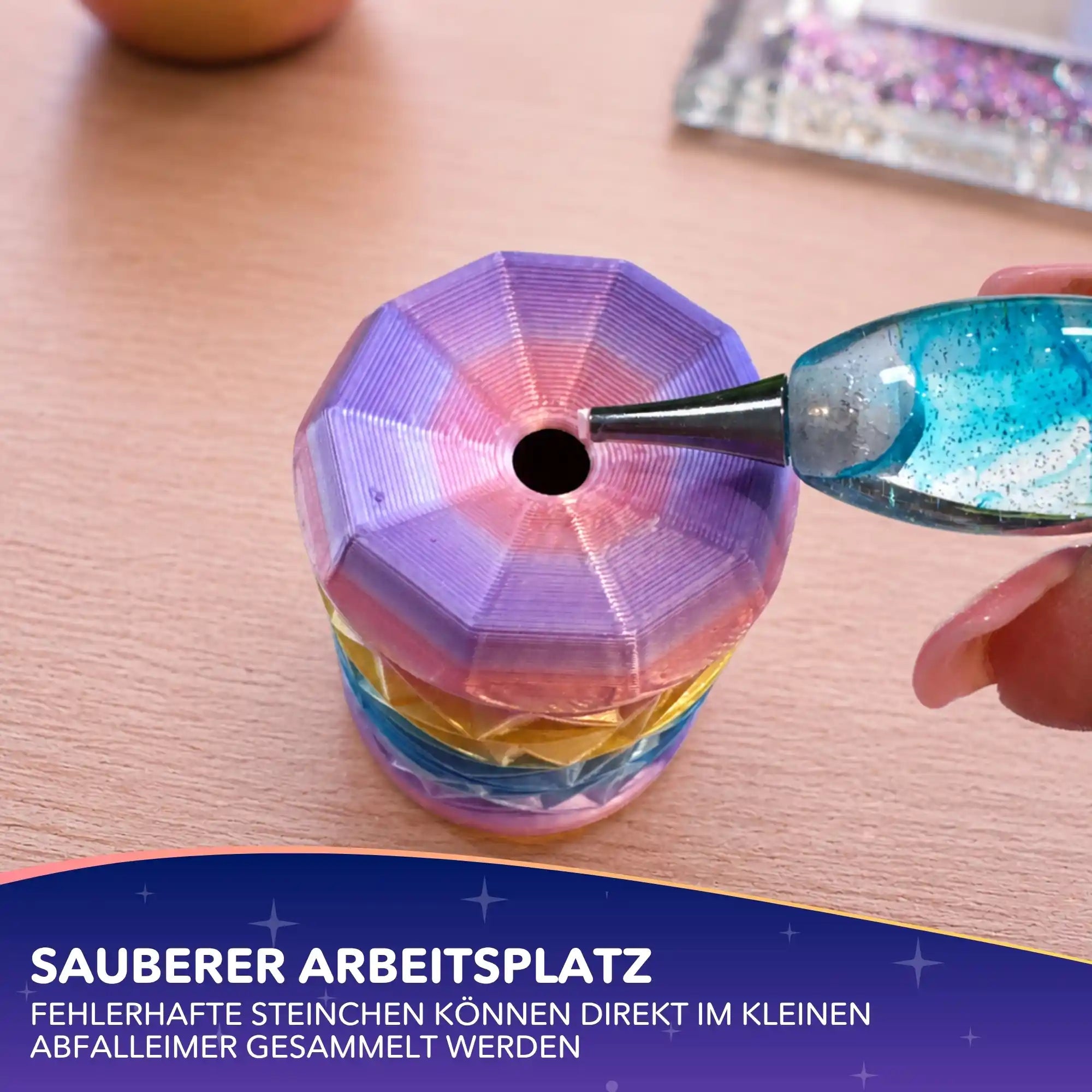 Bunter Cover Minder Mülleimer als praktisches Diamond Painting Zubehör für einen sauberen Arbeitsplatz beim Basteln.