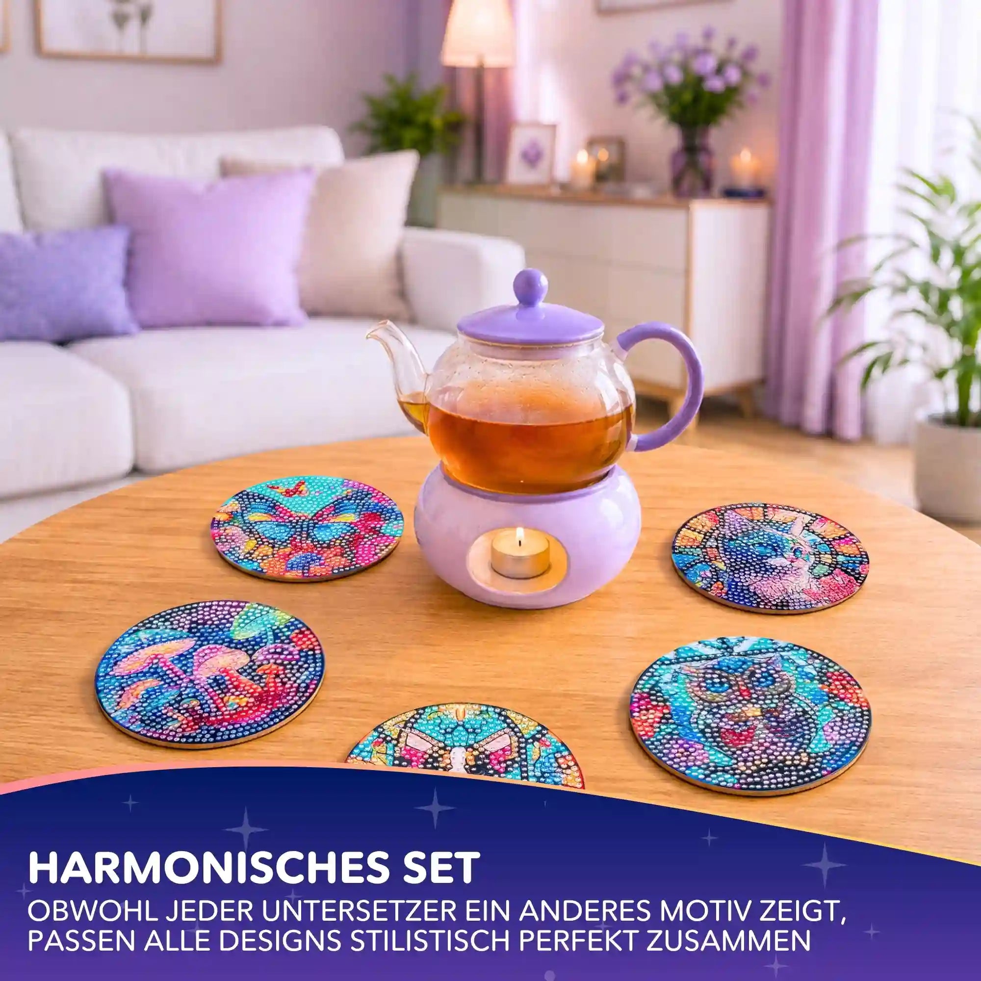 Diamond Painting Untersetzer Set Bunte Tierwelt mit glitzernden Steinen auf einem Holztisch unter einer Teekanne