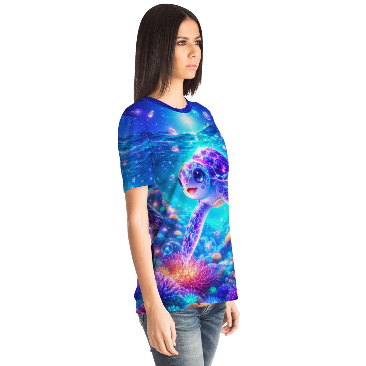Frau trägt blaues T-Shirt mit Sternenschildkröte Motiv, inspiriert von faszinierenden Diamond Painting Kunstwerken