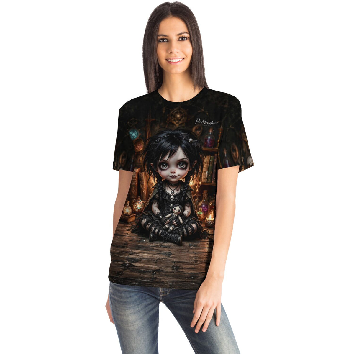 Frau trägt Dreamer T-Shirt mit Little Mistelchen Motiv im Gothic-Stil passend zu Diamond Painting und Malen nach Zahlen