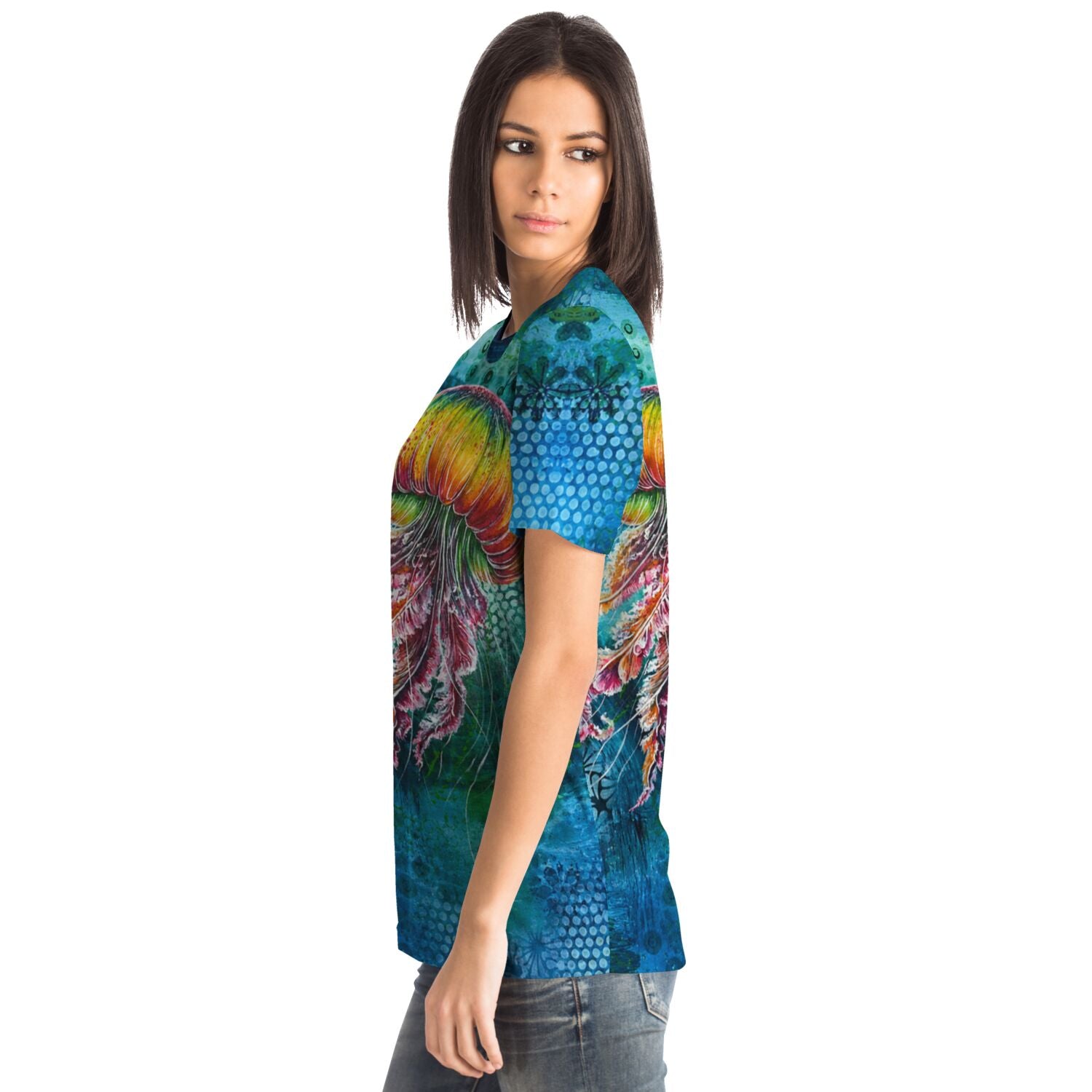 Frau trägt Dreamer T-Shirt mit buntem Medusa Solaris Quallen Motiv im kunstvollen Aquarell-Design