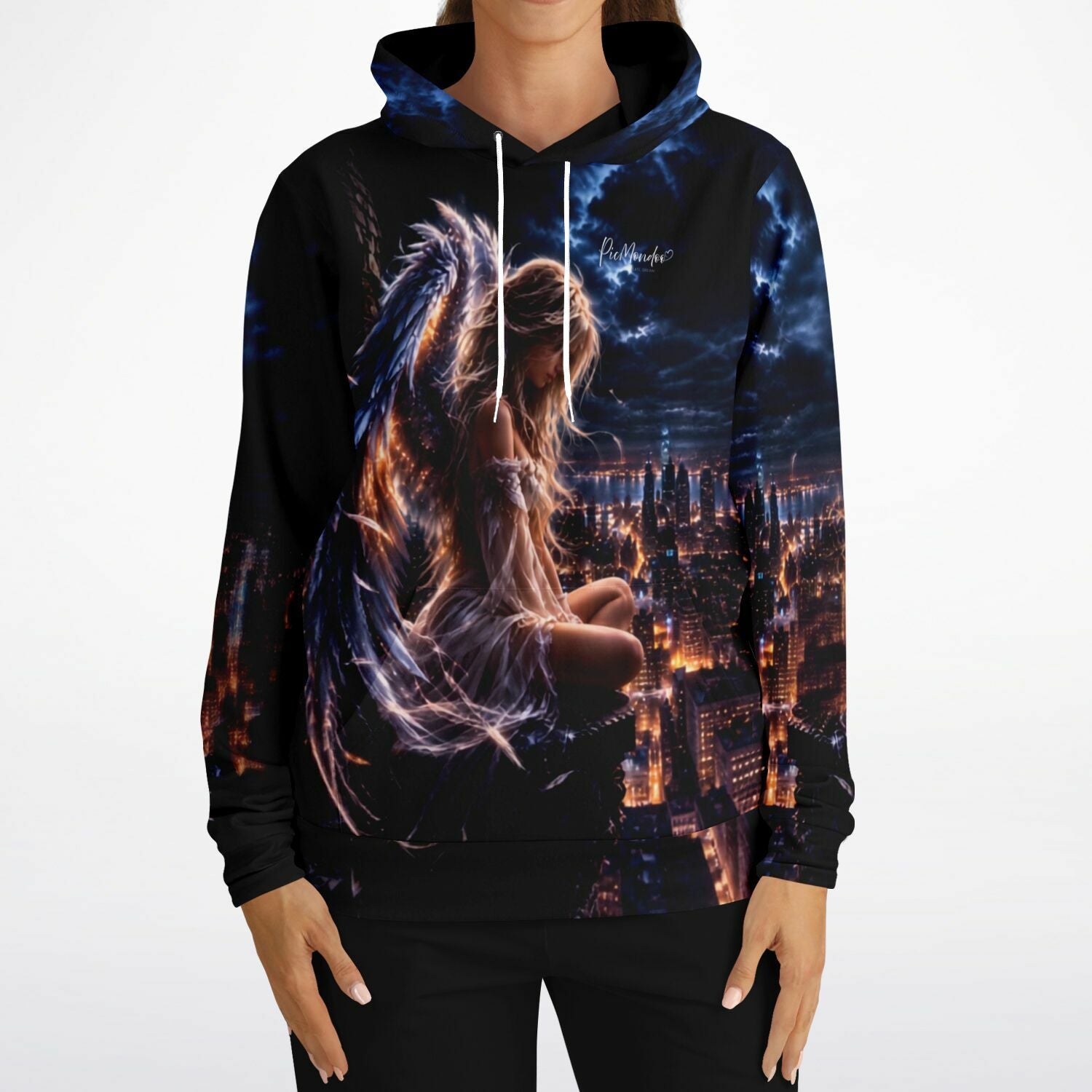 Schwarzer Hoodie mit Engel-Motiv „Wenn die Welt schläft“ über einer nächtlichen Stadt-Skyline im Diamond Painting Stil