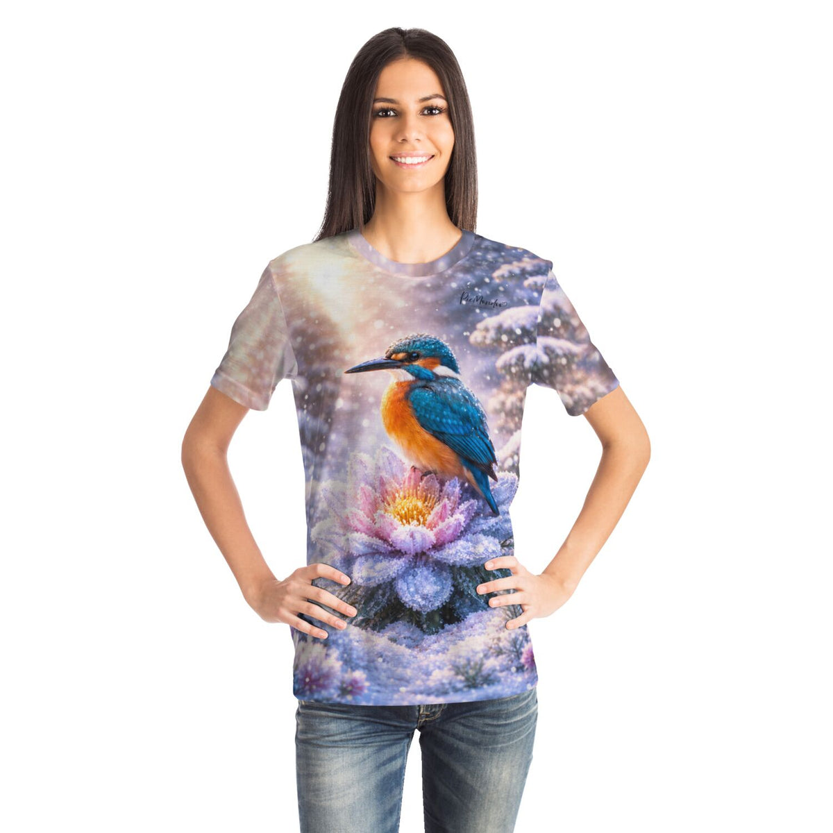 Frau trägt Dreamer T-Shirt mit Eisvogel im Winter-Design, inspiriert von Diamond Painting und Malen nach Zahlen Motiven