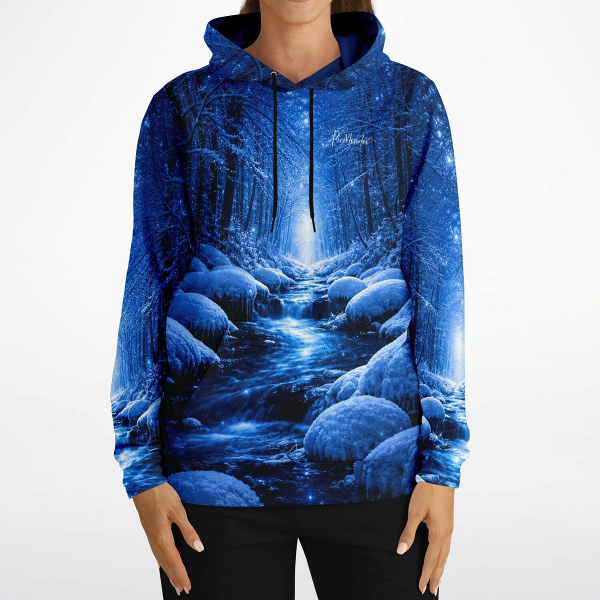 Dreamer Hoodie mit blauem Winterwald-Motiv, inspiriert von Diamond Painting Kunst und ästhetischen Winterlandschaften.
